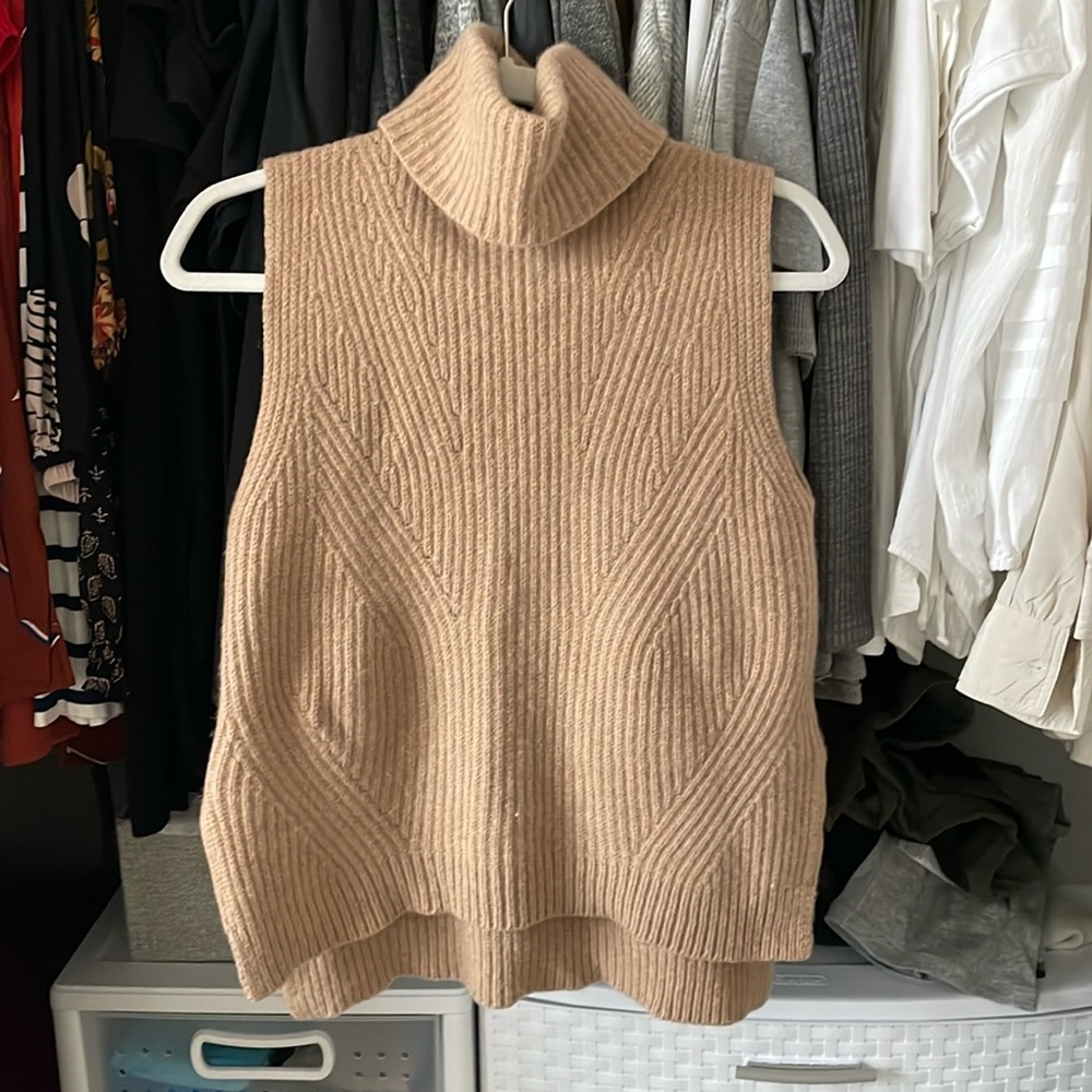 Madewell Sleeveless Ribbed Turtleneck Sweater Vest in Beige